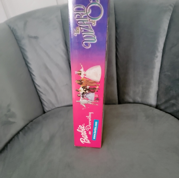 Wizard of Oz Dorothy and Toto Barbie - Picture 3 of 5